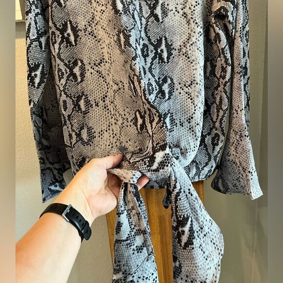 New Entro | Women’s Snake Print Bell Sleeve Top Small - Picture 6 of 12